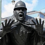 مجسمه های خلاقانه: پلیس و مرد شرور