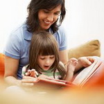 توسعه مهارت کلامی کودک با کتابخوانی مادر‌